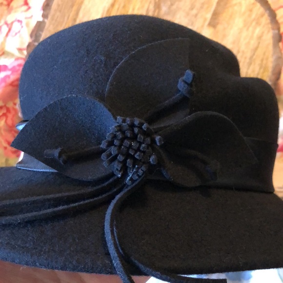 VINTAGE MAGID HATS brand Felted Wool Ladies Elegant Black
Floral Element NEW - Picture 11 of 16